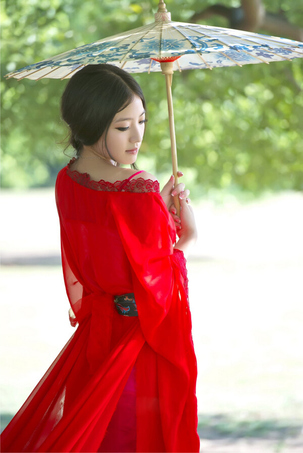 红衣美女遮阳伞图片