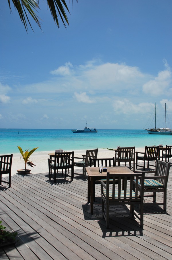 在马尔代夫海滩的美丽的酒吧的观点