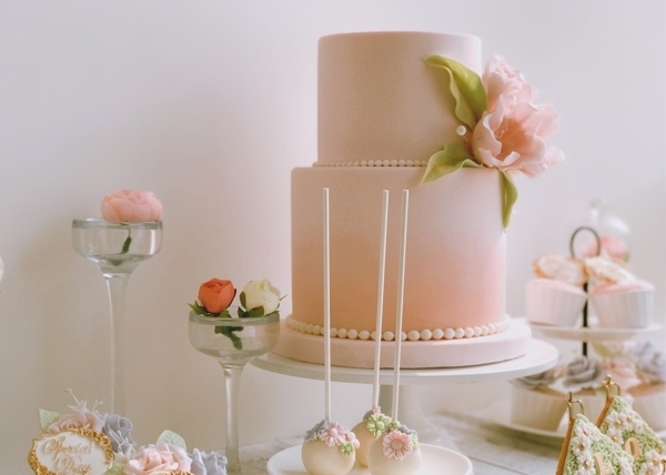 粉色婚礼甜品台