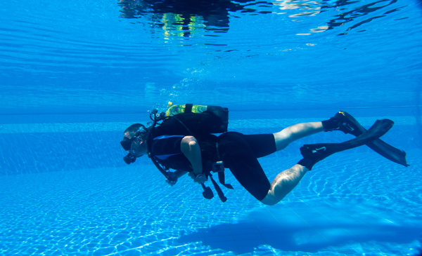 清澈的水中的潜水员图片