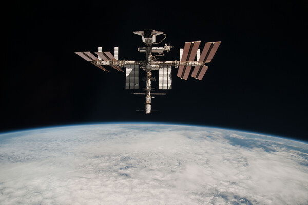 宇宙飞船与地球表面图片
