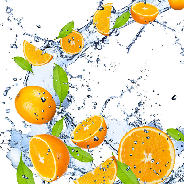 水花喷溅与新鲜橙子