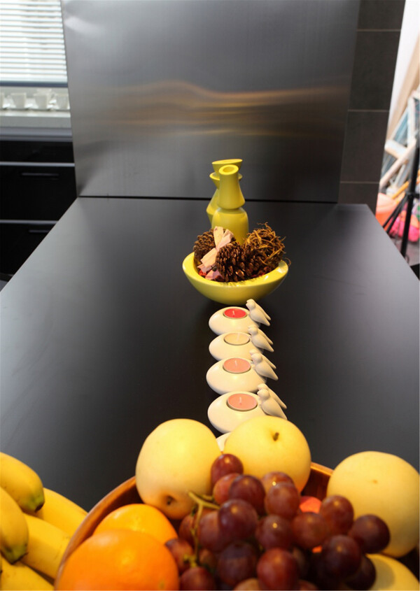 北欧家居餐桌早的水果图片