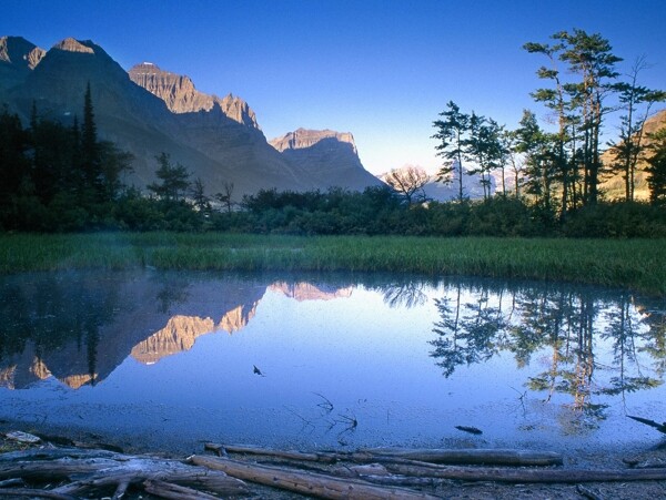 湖水與山峰風(fēng)景圖片