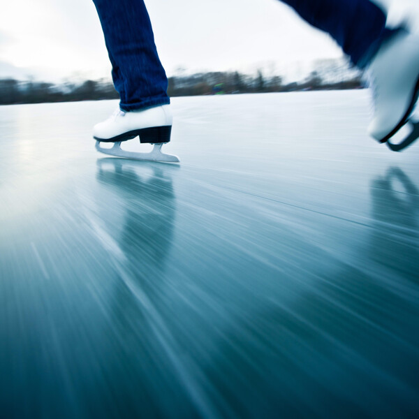 冰场上的滑冰运动员图片
