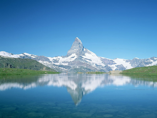 高清瑞士雪山湖景图片