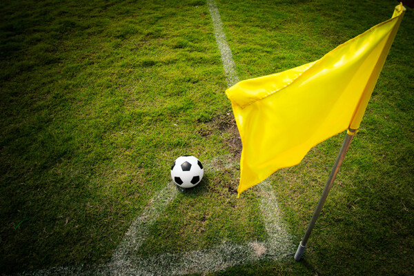 草地上的旗帜与足球图片