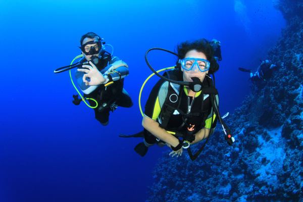 蓝色海底的潜水员图片