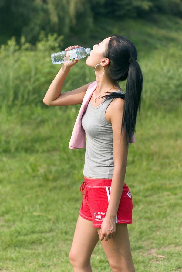 喝水的健身美女图片