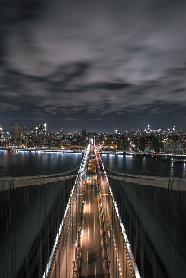 夜晚高速公路