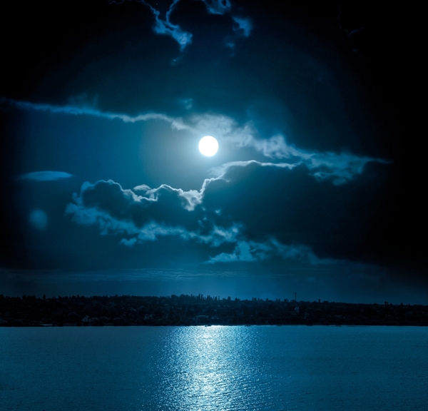 湖水月亮照应