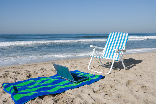 沙滩上的沙滩椅和毯子电脑图片