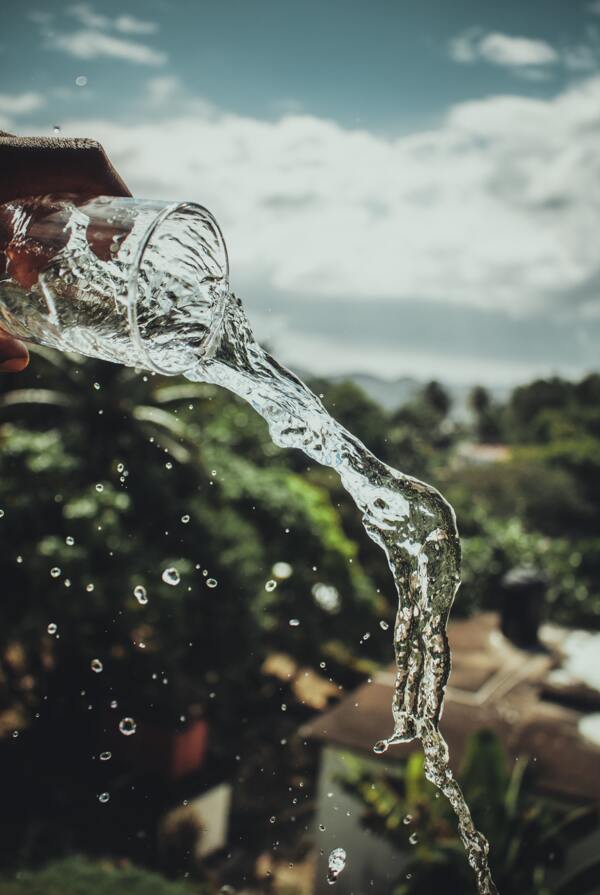 倒水玻璃杯水珠水流自然背景素材