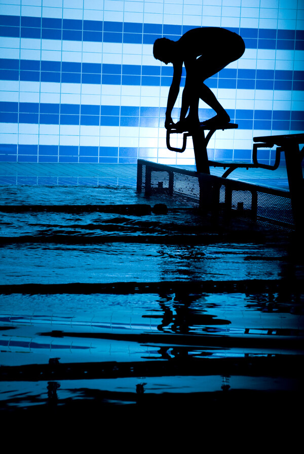 跳水的游泳运动员图片