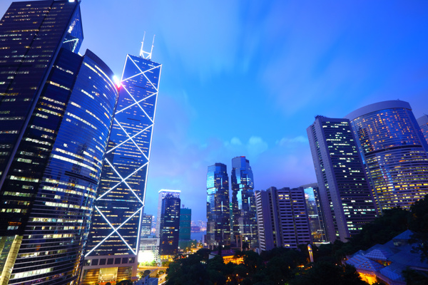 天空下的高樓大廈夜景圖片