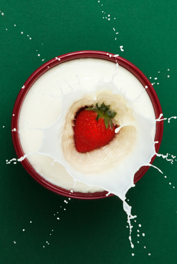 草莓酸奶