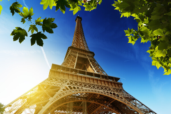 巴黎铁塔仰视摄影图片