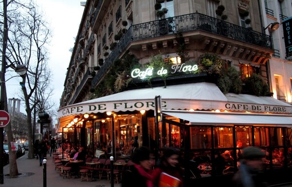 巴黎黄昏时分的街景图片