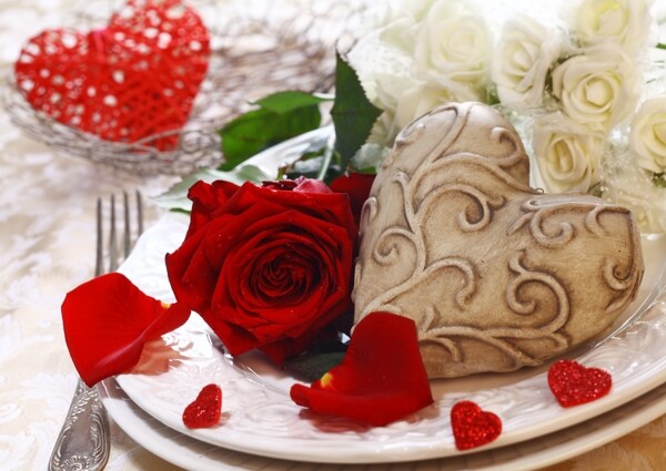 盘子上的玫瑰花和心形图片