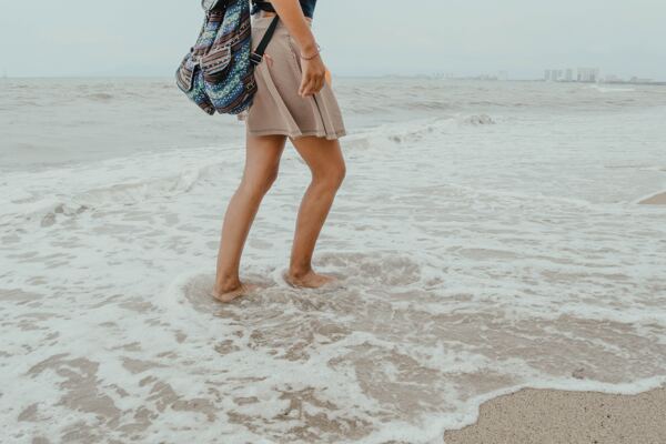 海滩行走女孩