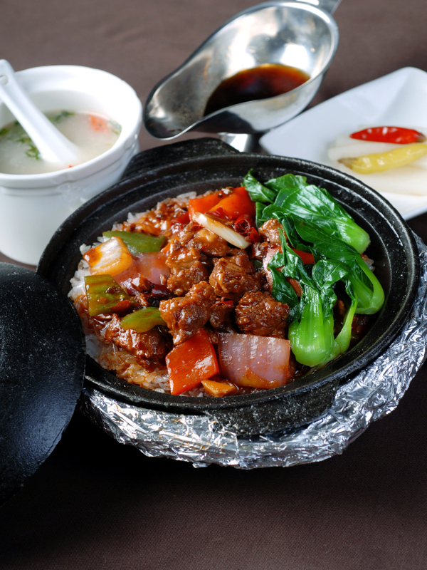老干媽排骨煲仔飯美味誘人