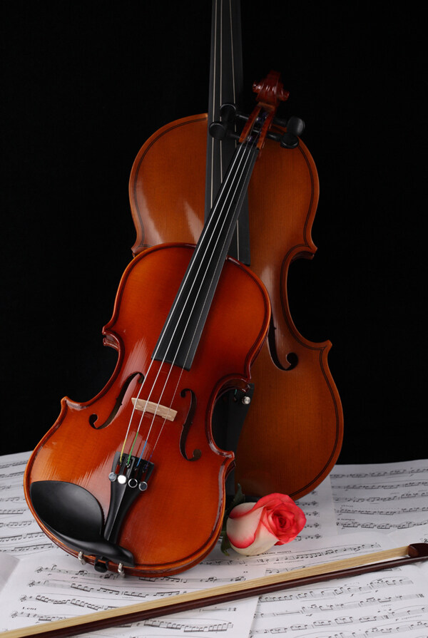 小提琴乐器与乐谱图片