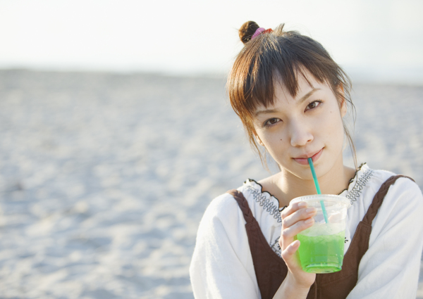 喝飲料的時尚美女圖片
