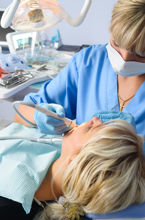 治疗牙齿的外国女人图片