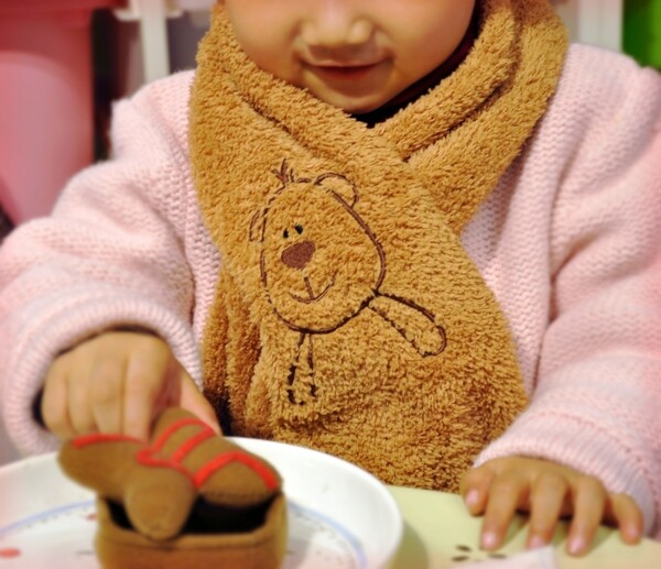 儿童戴微微熊围巾图片