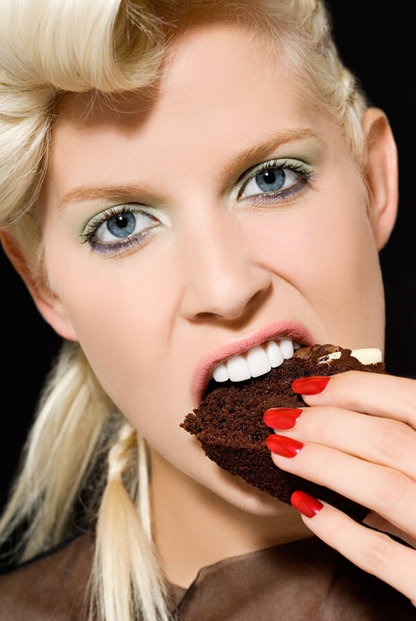 吃糕点的野蛮金发女人图片图片