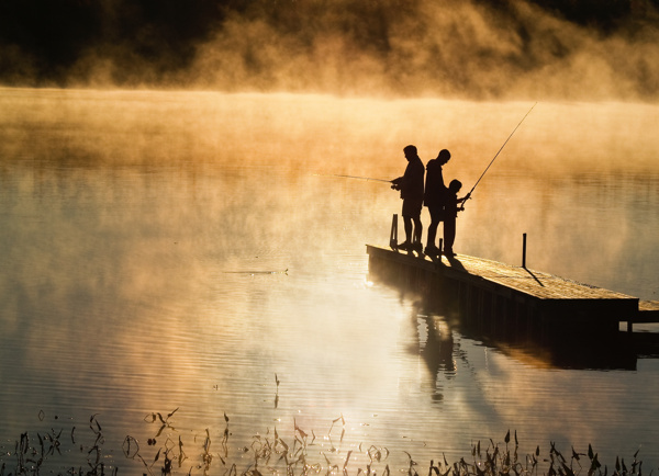 夕阳下钓鱼的人图片