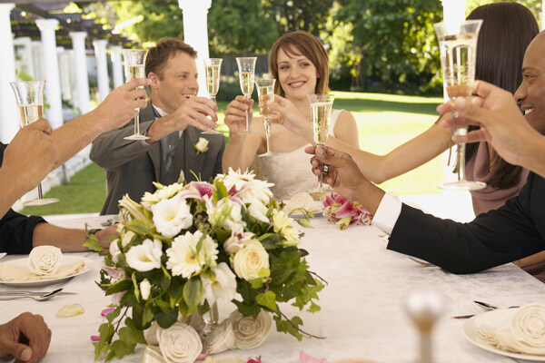 举杯庆祝婚礼图片