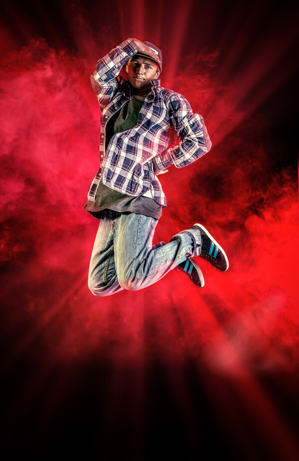 跳跃的男舞者图片
