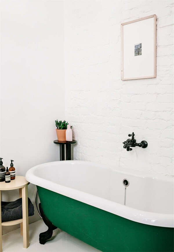现代浴室绿色浴缸效果图