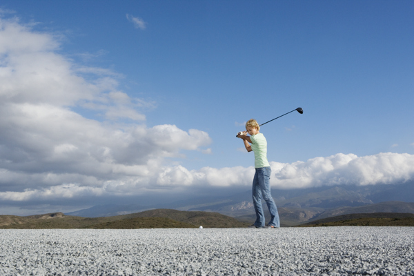 打高尔夫球的外国女人图片图片