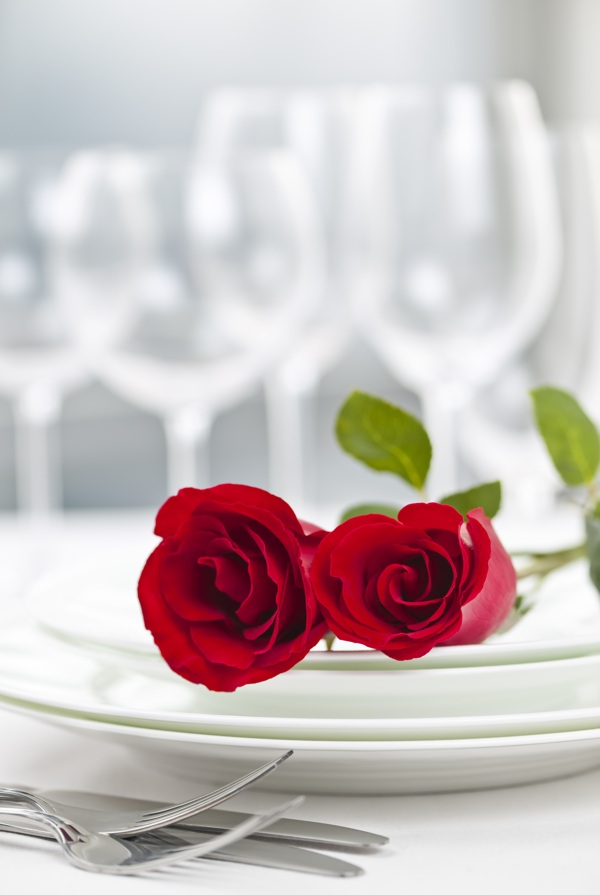 餐具里的红玫瑰图片