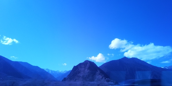 蓝天白云高山风景图片