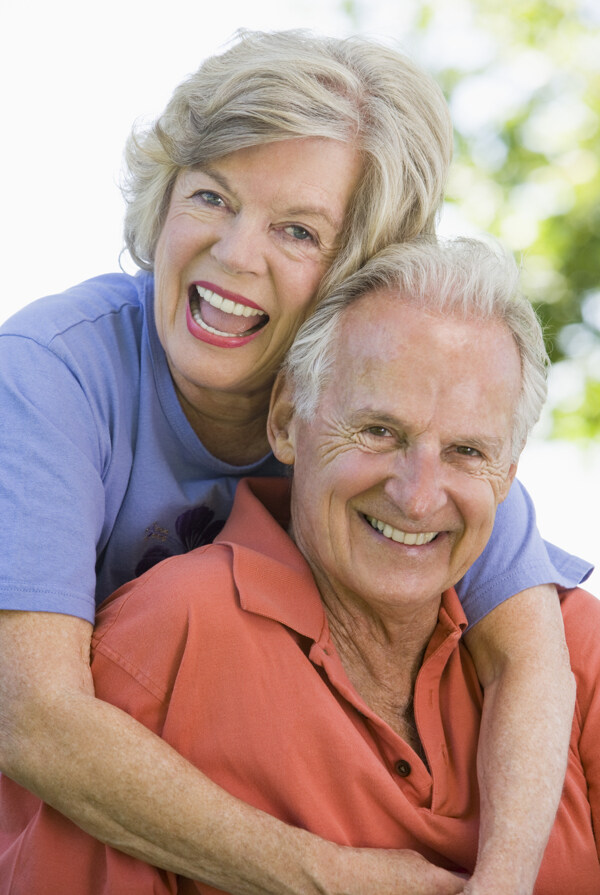 搂着的快乐幸福老年夫妻图片