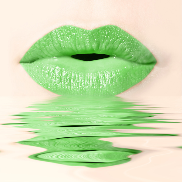 绿色水倒影嘴巴图片