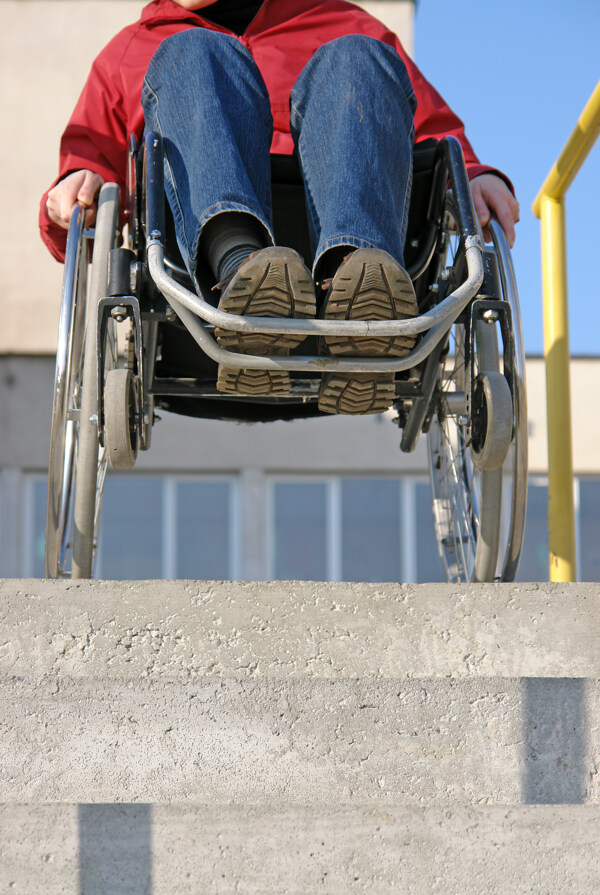 楼梯上的残疾人摄影图片