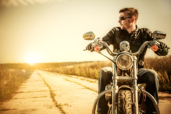 乡间道路上骑摩托车的男人图片