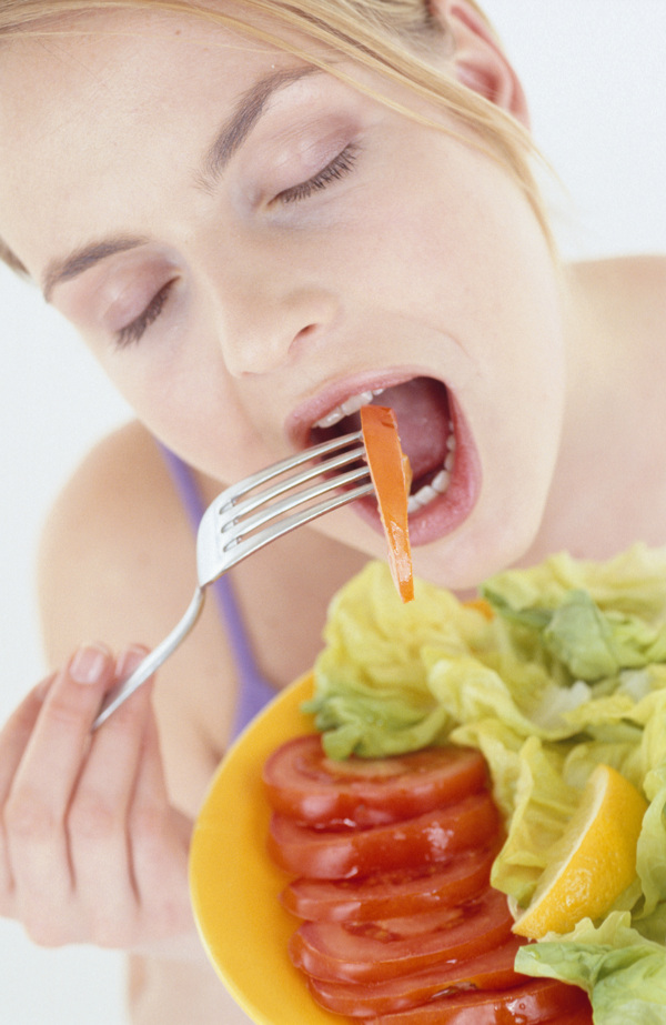 张嘴吃番茄的国外女人图片图片