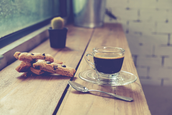 窗台上的饼干和咖啡