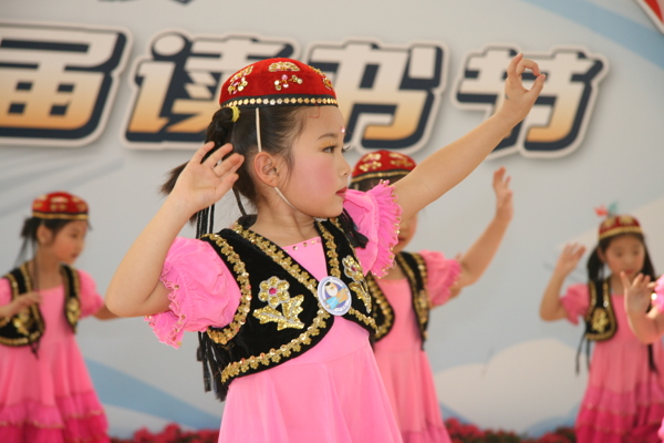 舞蹈新疆孩跳舞可爱图片