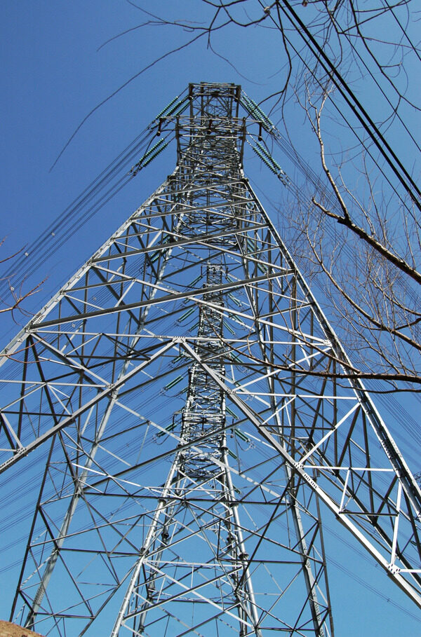高压输电线路的电线塔图片