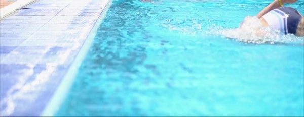 实拍人物游泳池游泳视频