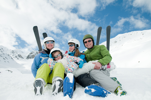 滑雪场的幸福家庭图片