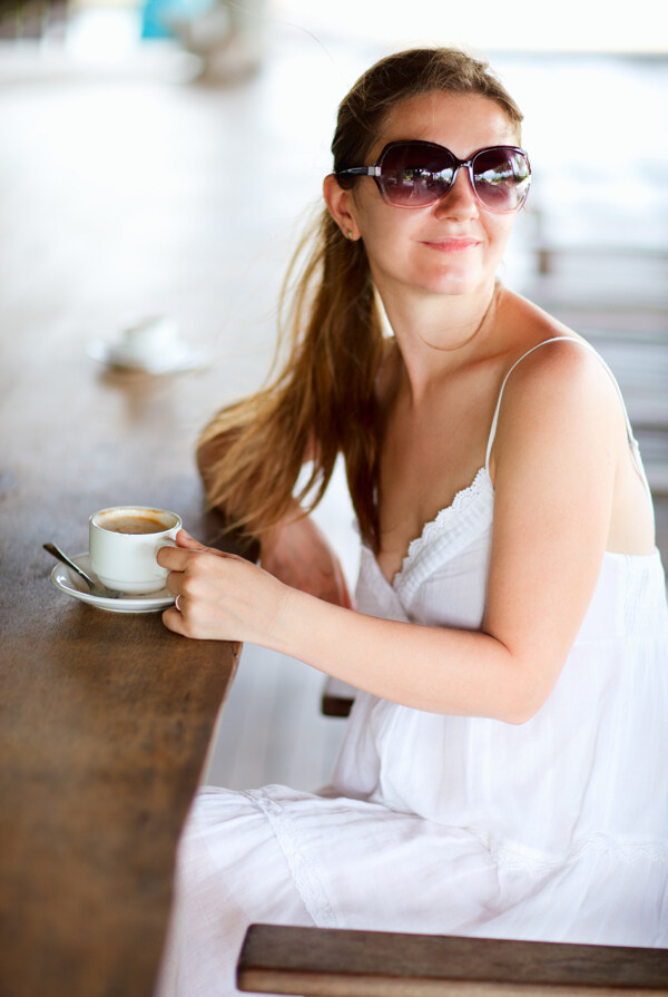 喝咖啡的墨镜女人图片