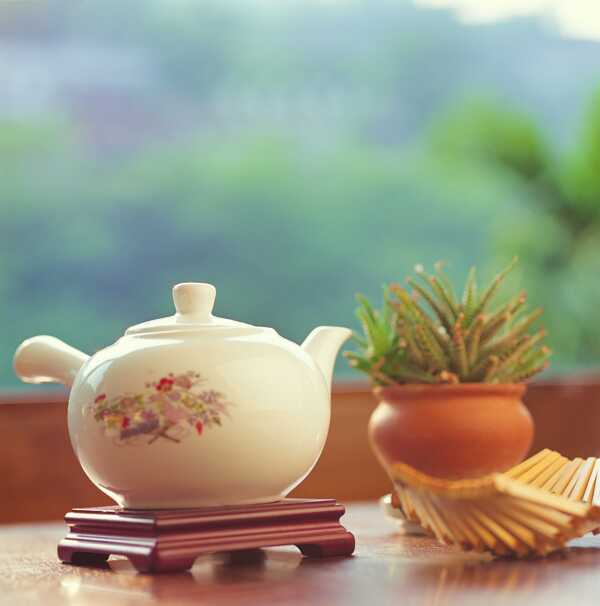 白瓷茶壶意境图
