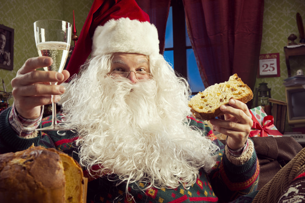 拿着面包和酒的圣诞老人图片